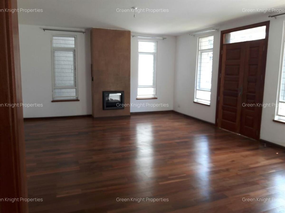 5 Bed House with En Suite in Lavington - 3