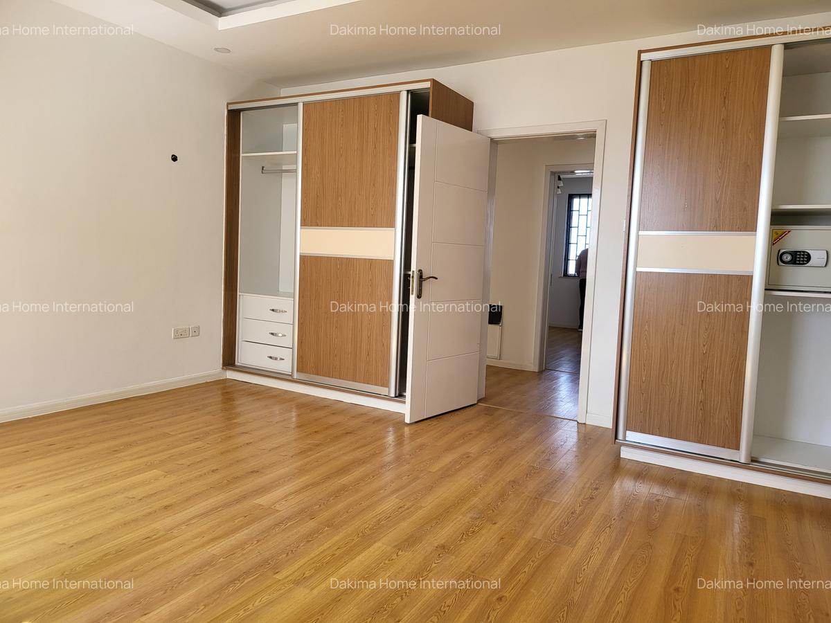 3 Bed Apartment with En Suite in Brookside - 10