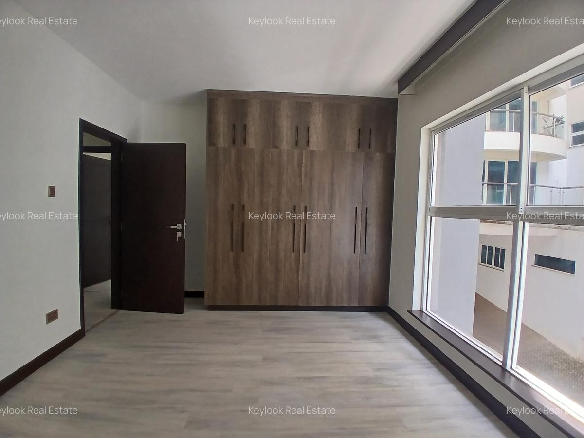 3 Bed Apartment with En Suite at Riverside Drive - 12