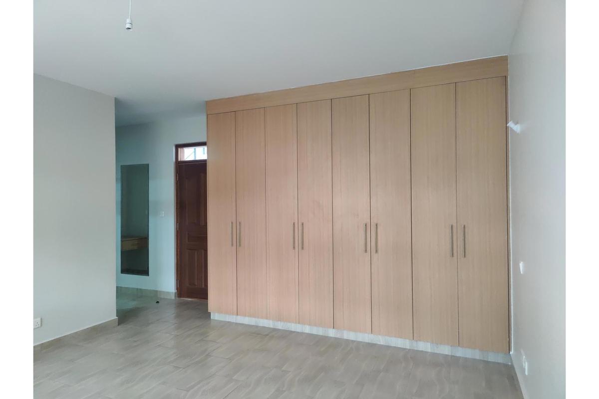 4 Bed Townhouse with En Suite in Parklands - 8