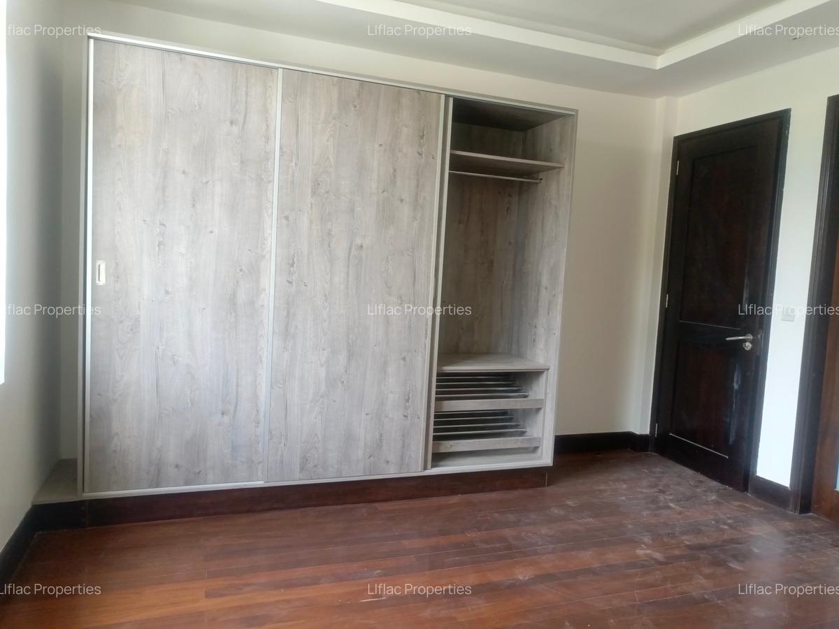 5 Bed House with En Suite in Runda - 7