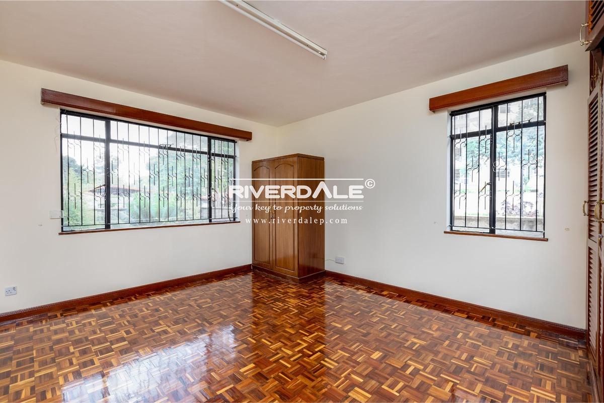 5 Bed Townhouse with En Suite in Brookside - 6