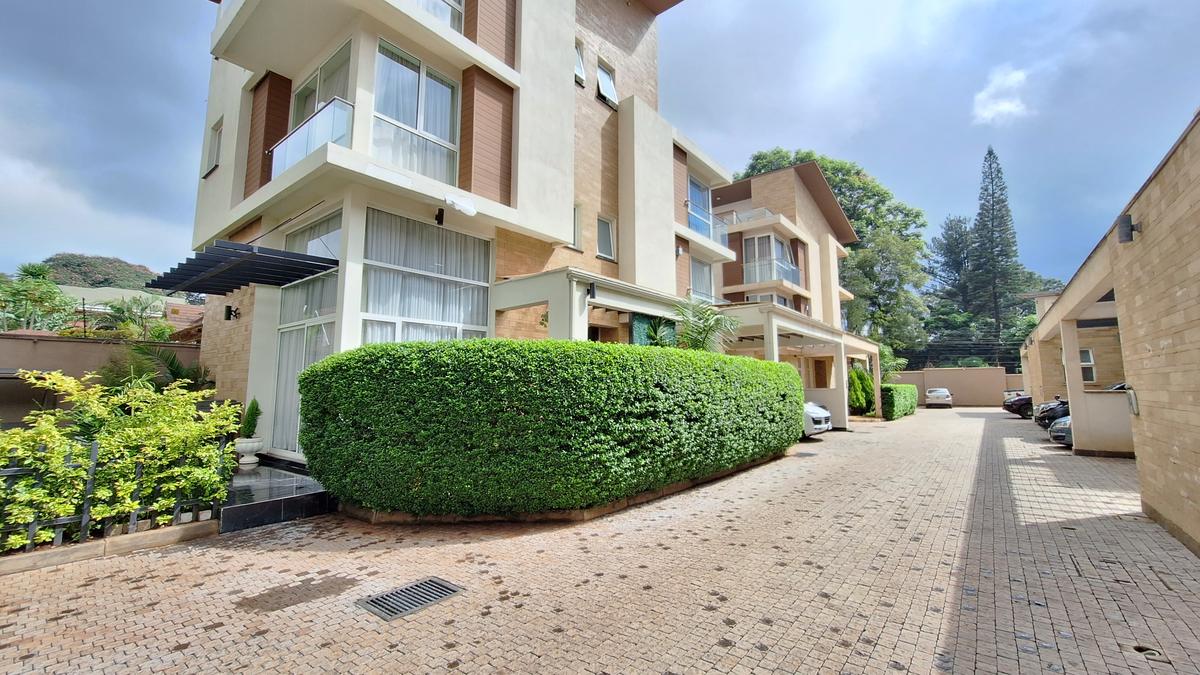 5 Bed Townhouse with En Suite at Lavington. - 2