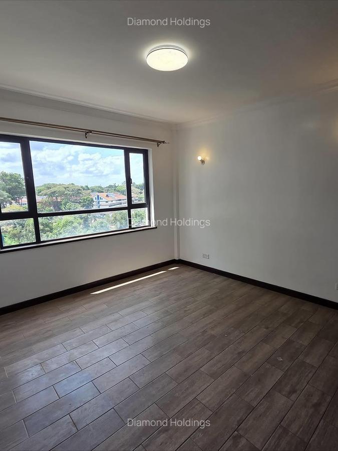 3 Bed Apartment with En Suite at Parklands - 10