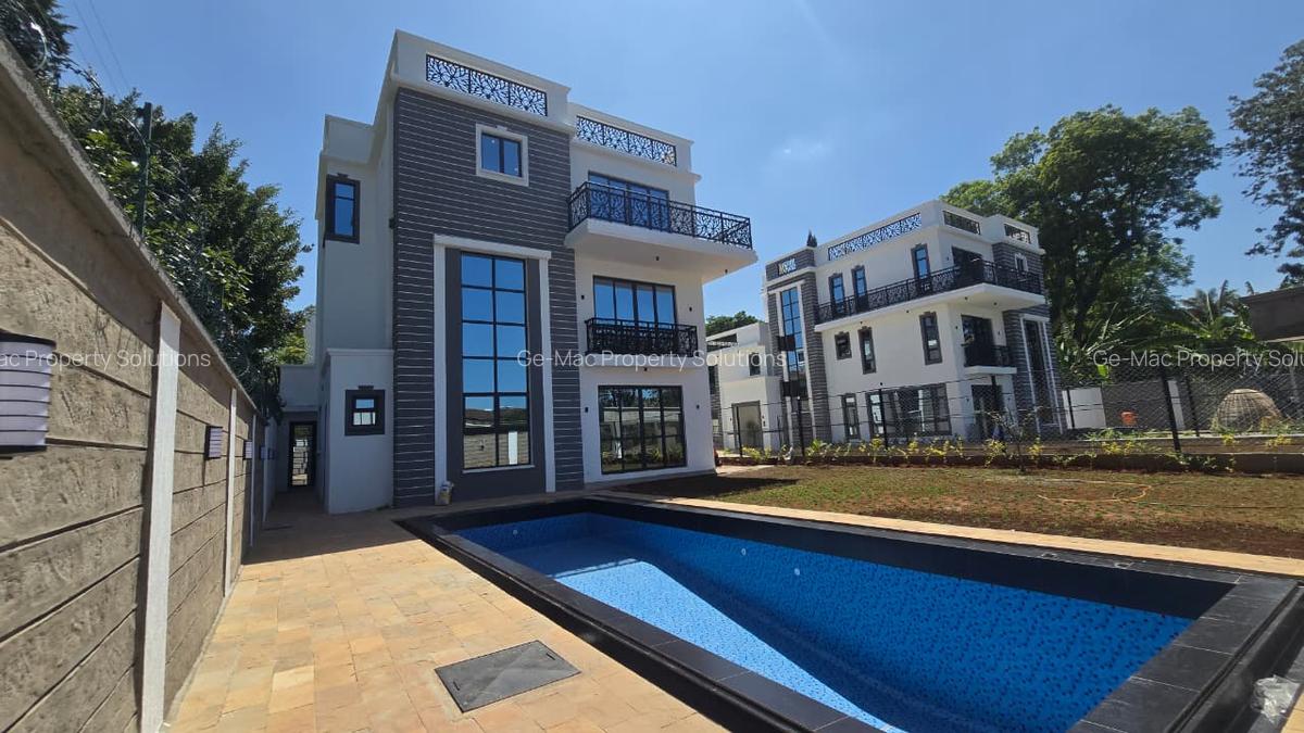 5 Bed House with En Suite in Lavington - 1