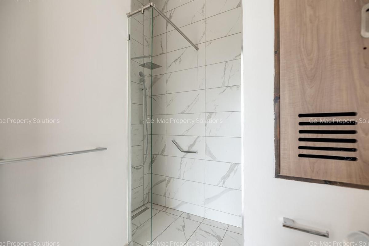 3 Bed Apartment with En Suite in Rosslyn - 17