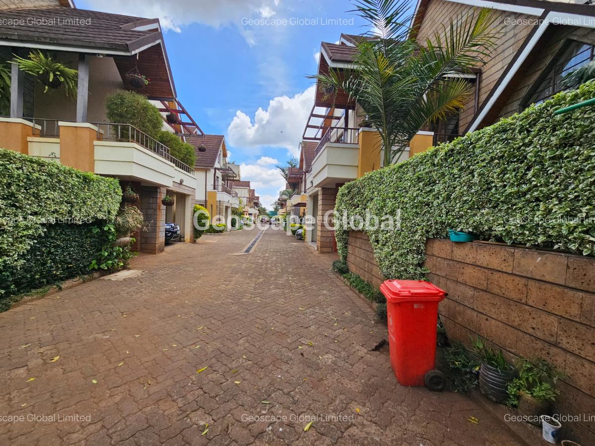 4 Bed House with En Suite in Lavington - 3