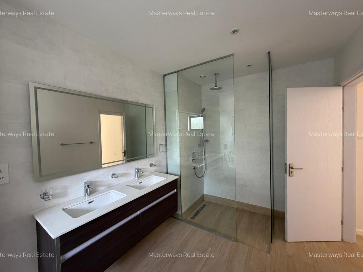 6 Bed Villa with En Suite in Kyuna - 11