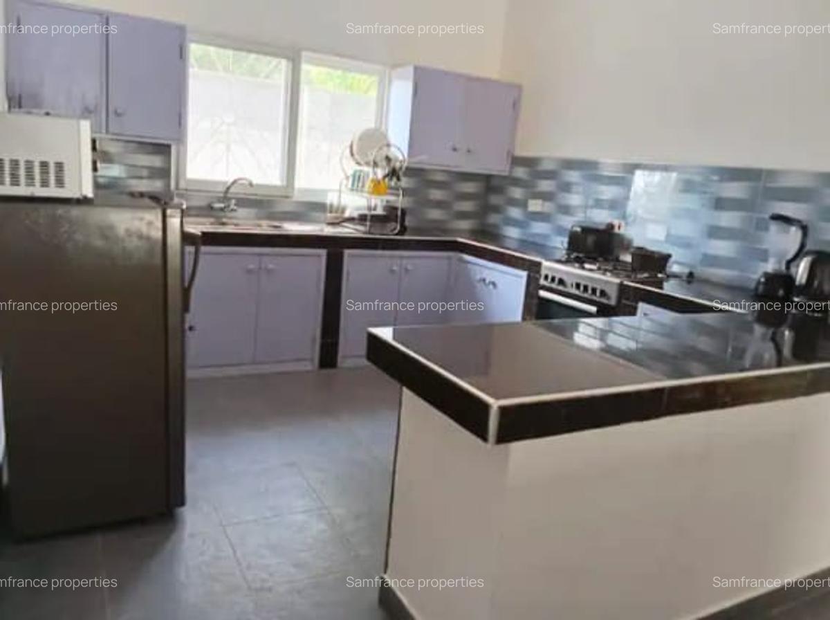 4 Bed House with En Suite at Casuarina - 11