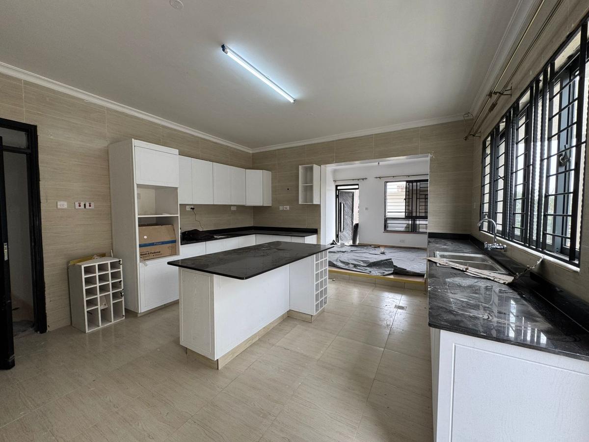 5 Bed Townhouse with En Suite in Lavington - 19