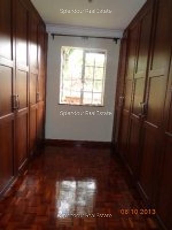 5 Bed Villa with En Suite in Rosslyn - 10