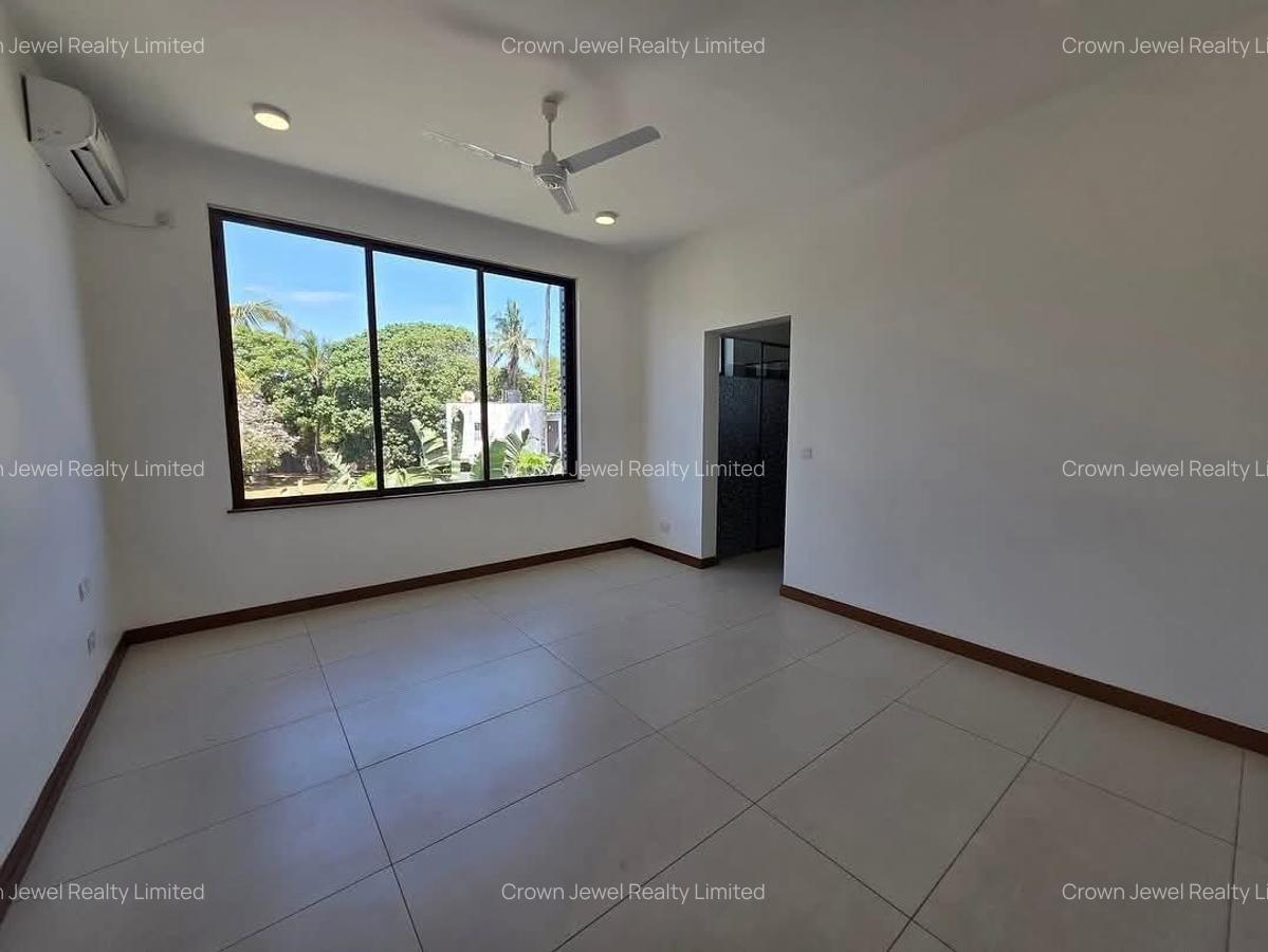 5 Bed Villa with En Suite in Nyali Area - 11