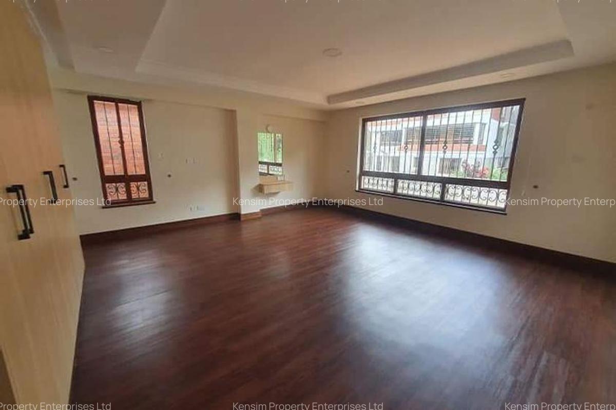 5 Bed Townhouse with En Suite in Spring Valley - 4