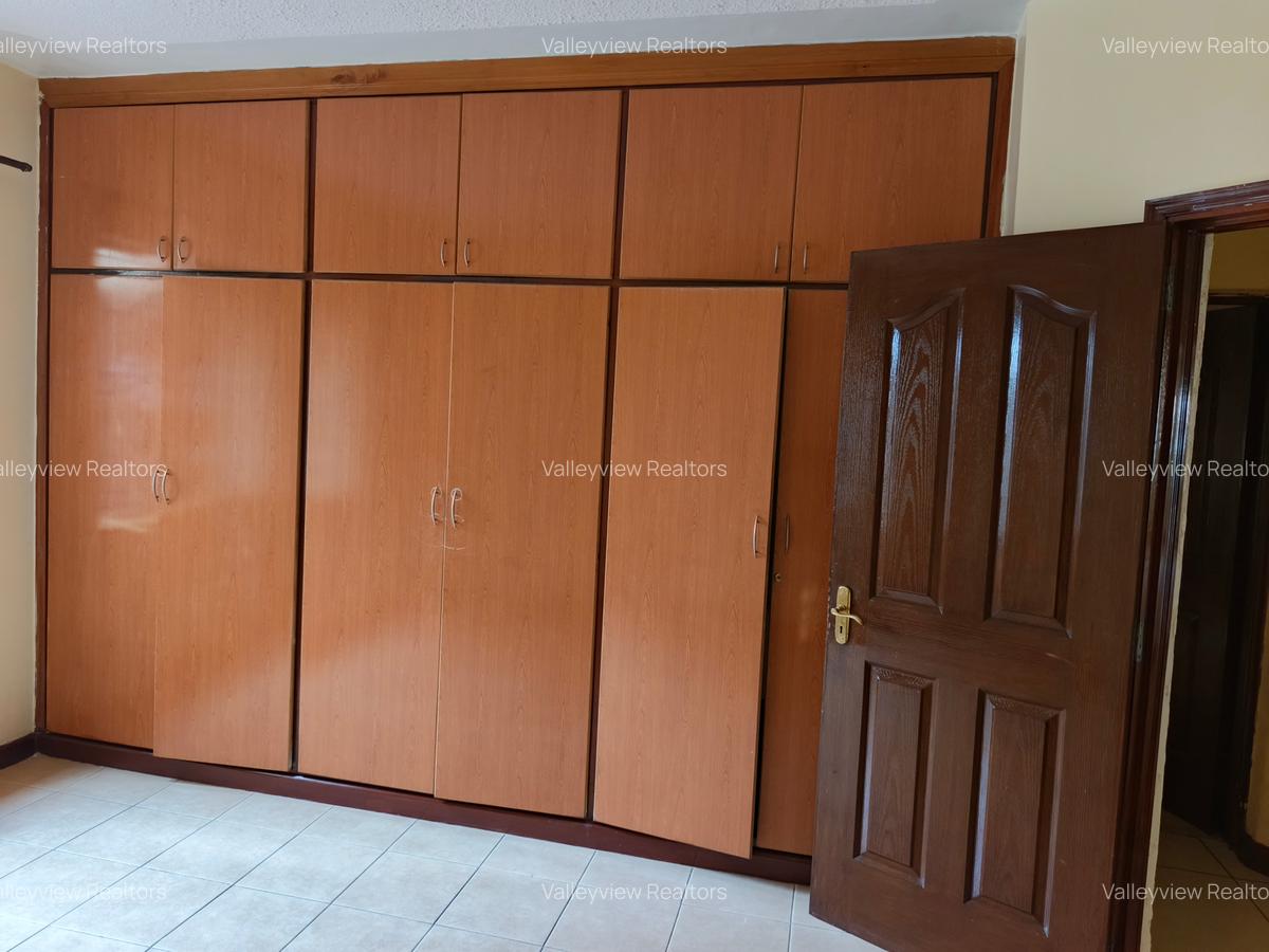 5 Bed Townhouse with En Suite at Lavington - 6