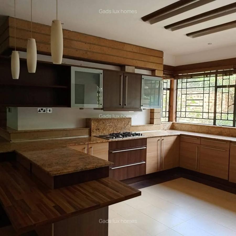 5 Bed Townhouse with En Suite at Lake View - 2