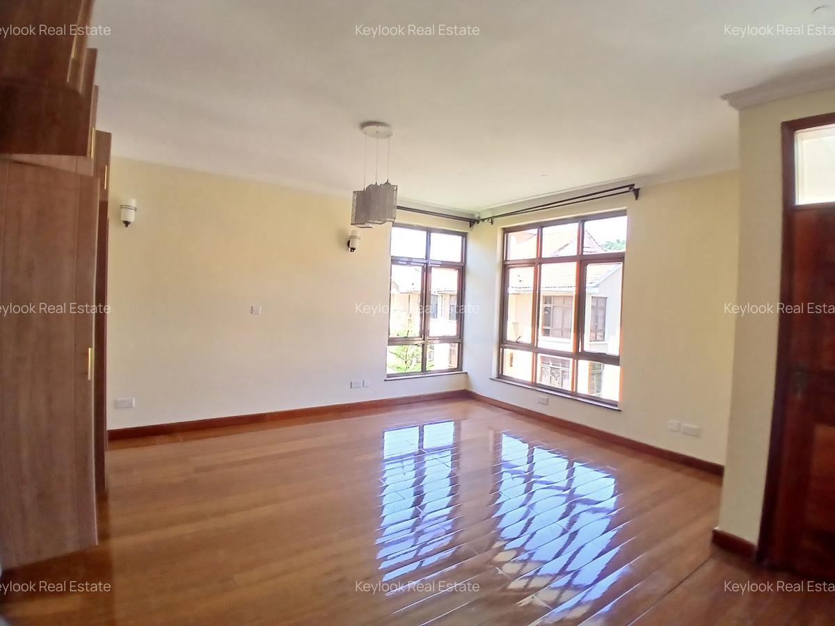 5 Bed Townhouse with En Suite at Lavington - 14