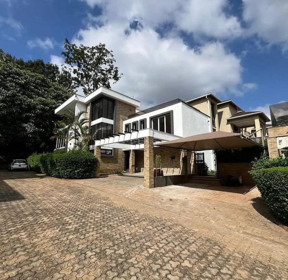 5 Bed Villa with En Suite in Lavington - 1