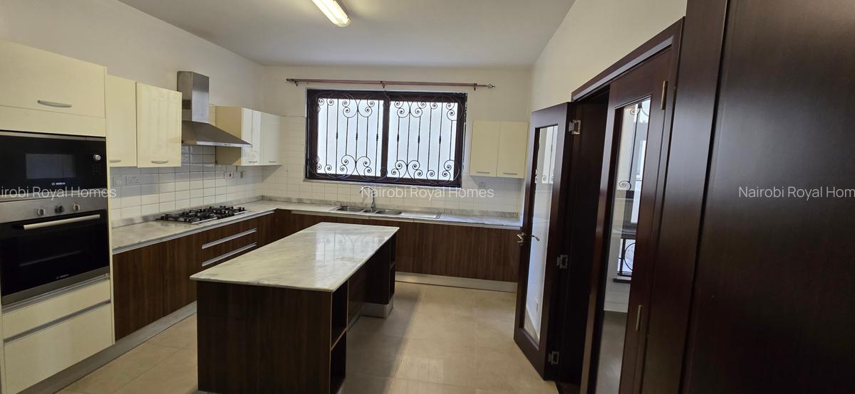 5 Bed House with En Suite at Lavington Green - 9