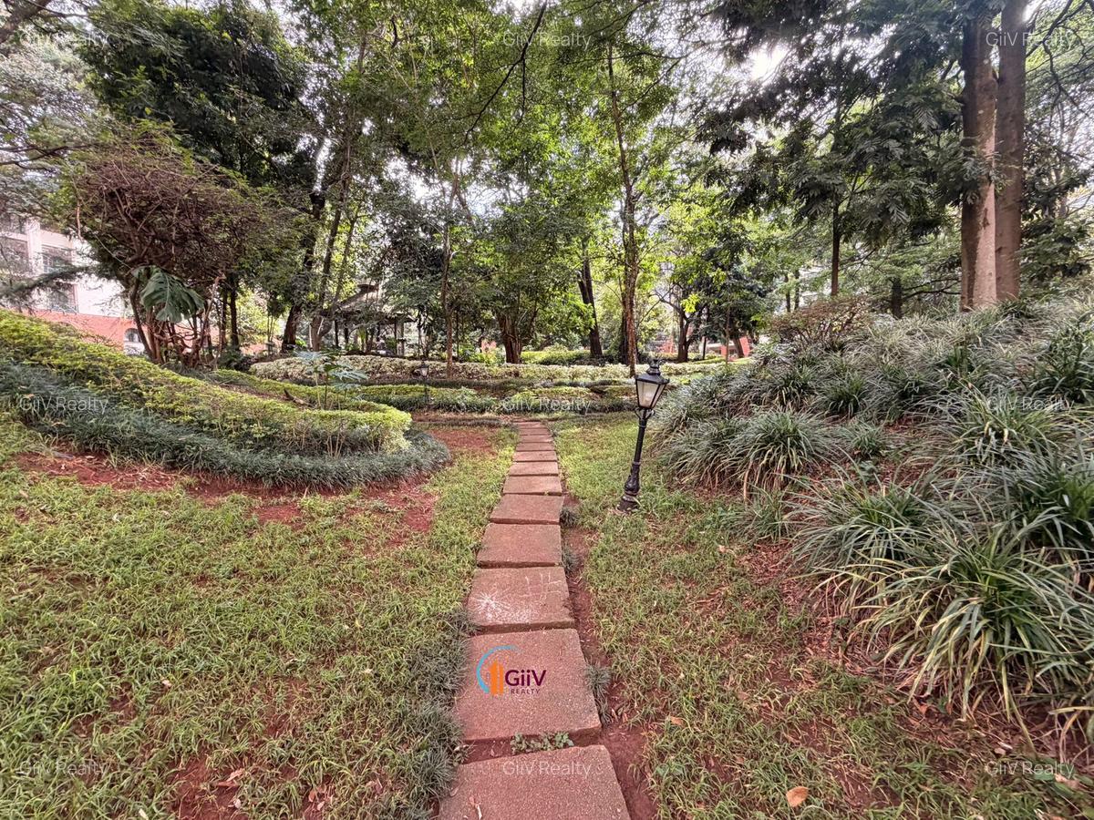 4 Bed Apartment with En Suite in Riverside - 17