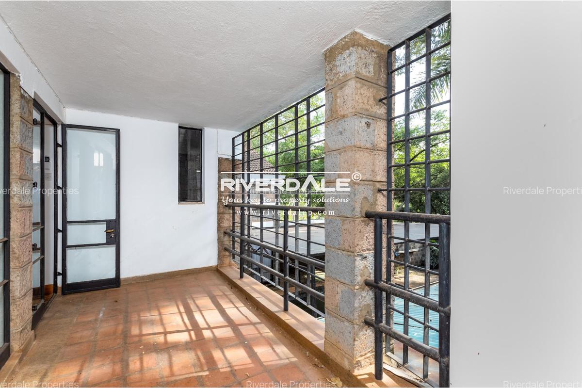 5 Bed House with En Suite in Runda - 16