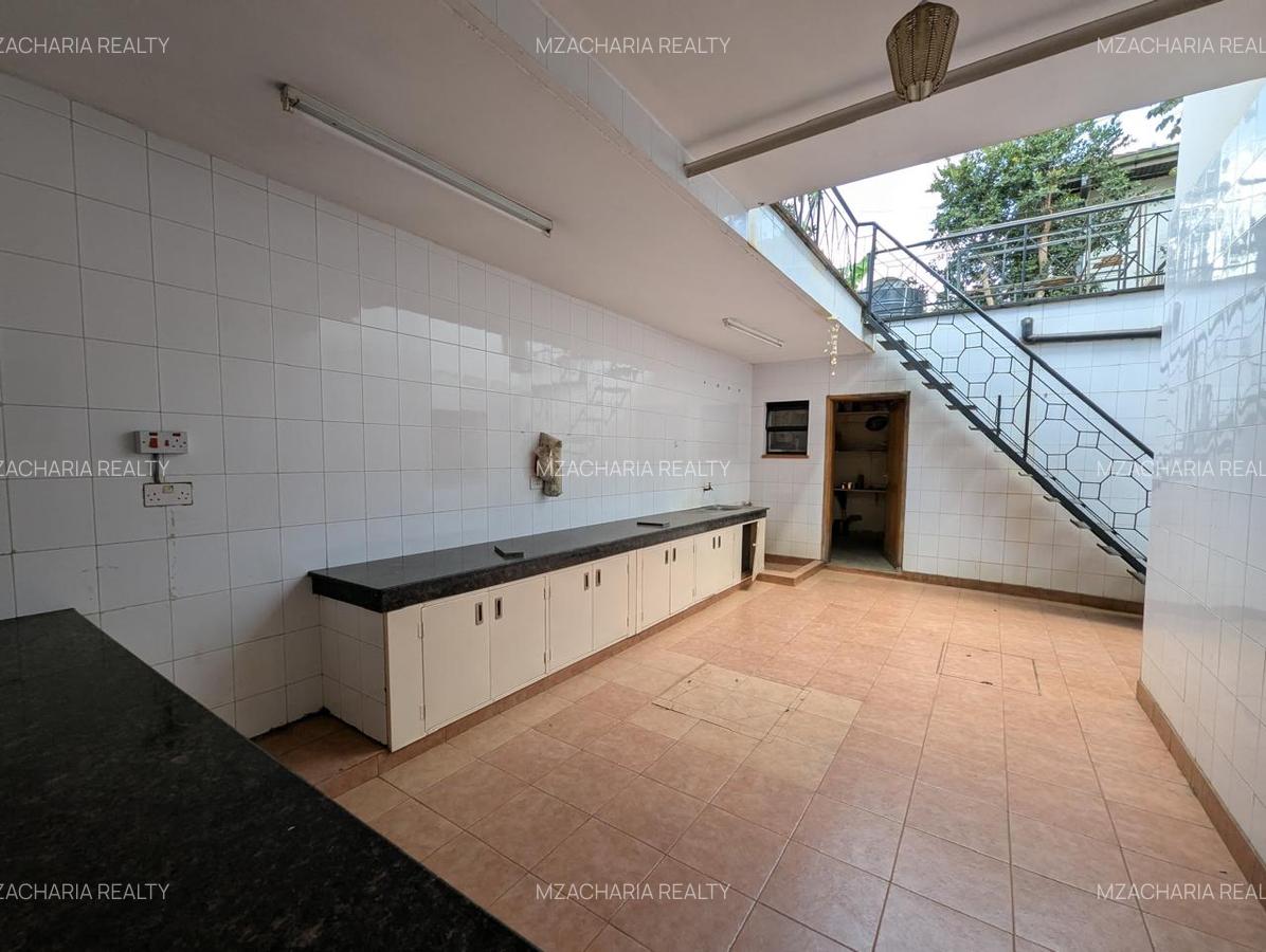 5 Bed House with En Suite in Brookside - 5