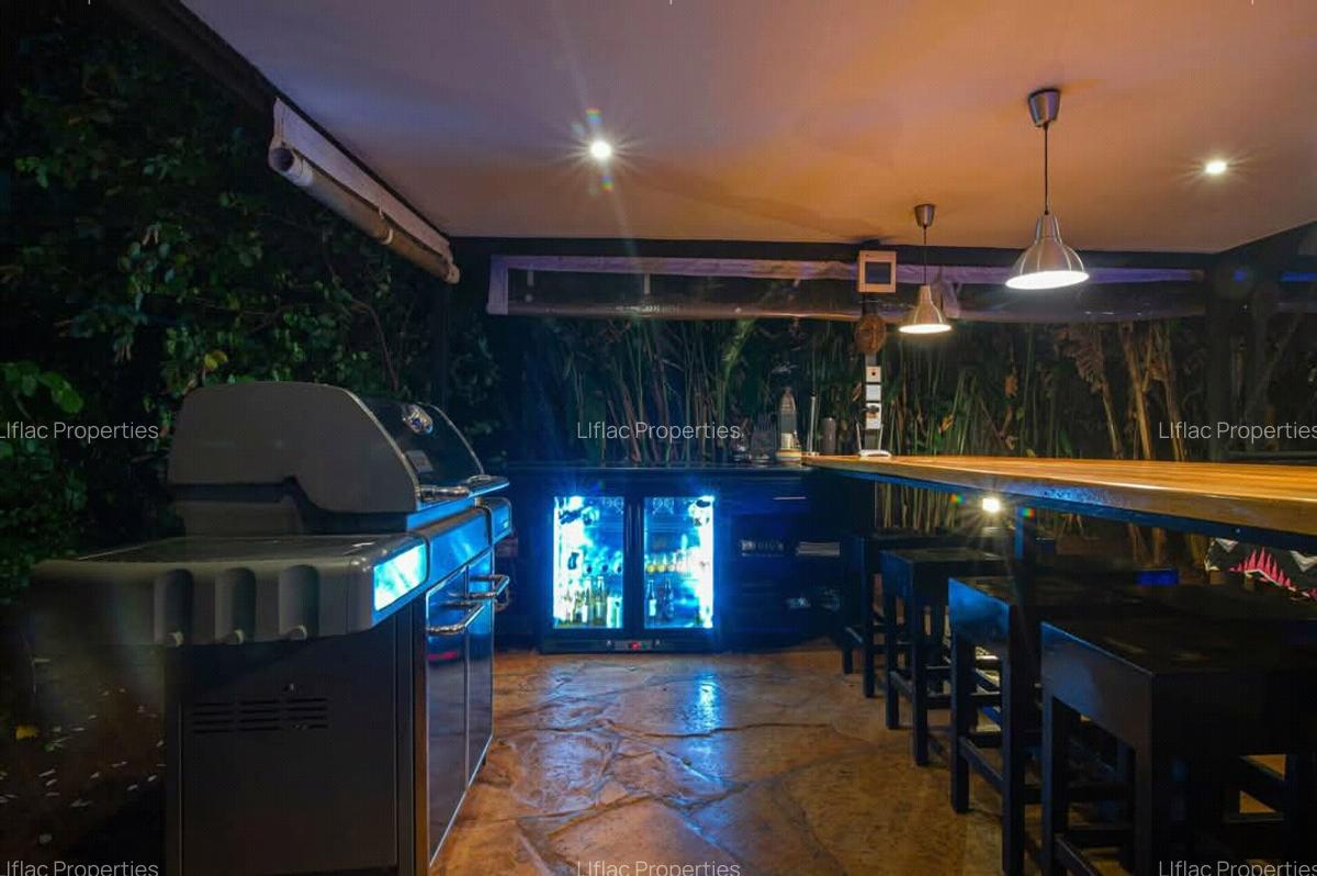 5 Bed House with En Suite in Runda - 17