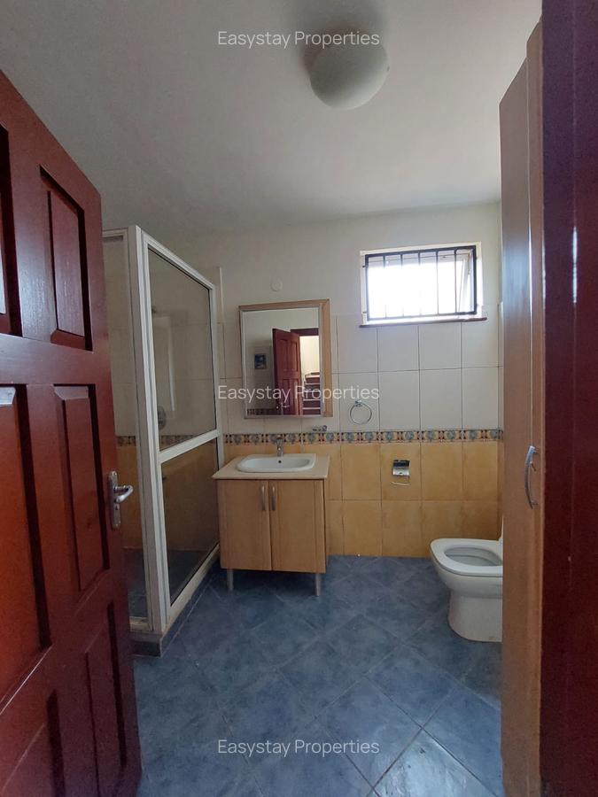 5 Bed Townhouse with En Suite in Brookside - 8