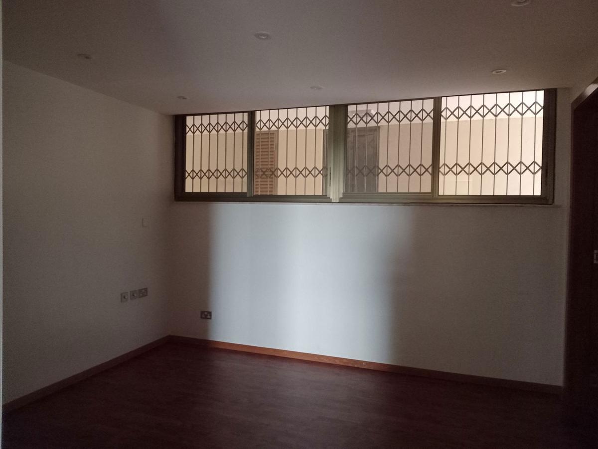 4 Bed Apartment with En Suite in Parklands - 11