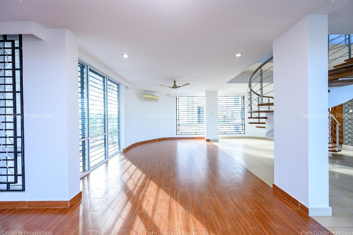 4 Bed Apartment with En Suite at Greenwood Drive - 6