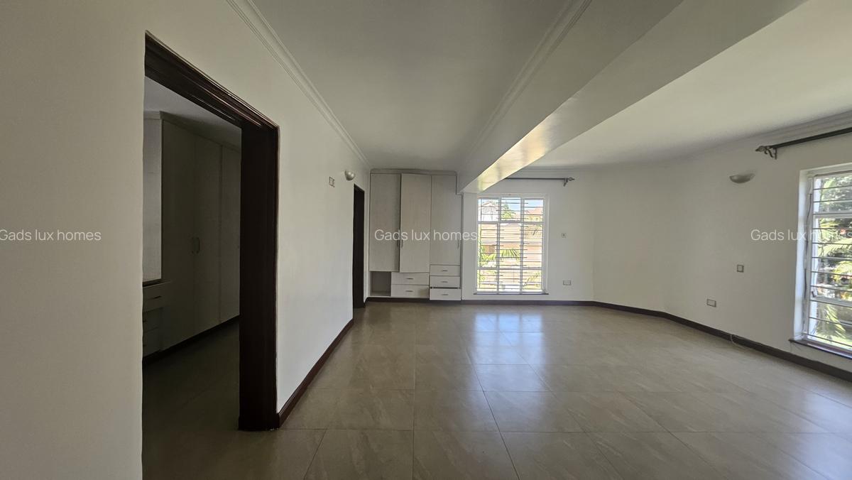 5 Bed Townhouse with En Suite at Runda - 11