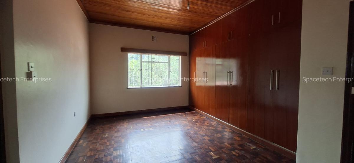 4 Bed House with En Suite in Rosslyn - 8