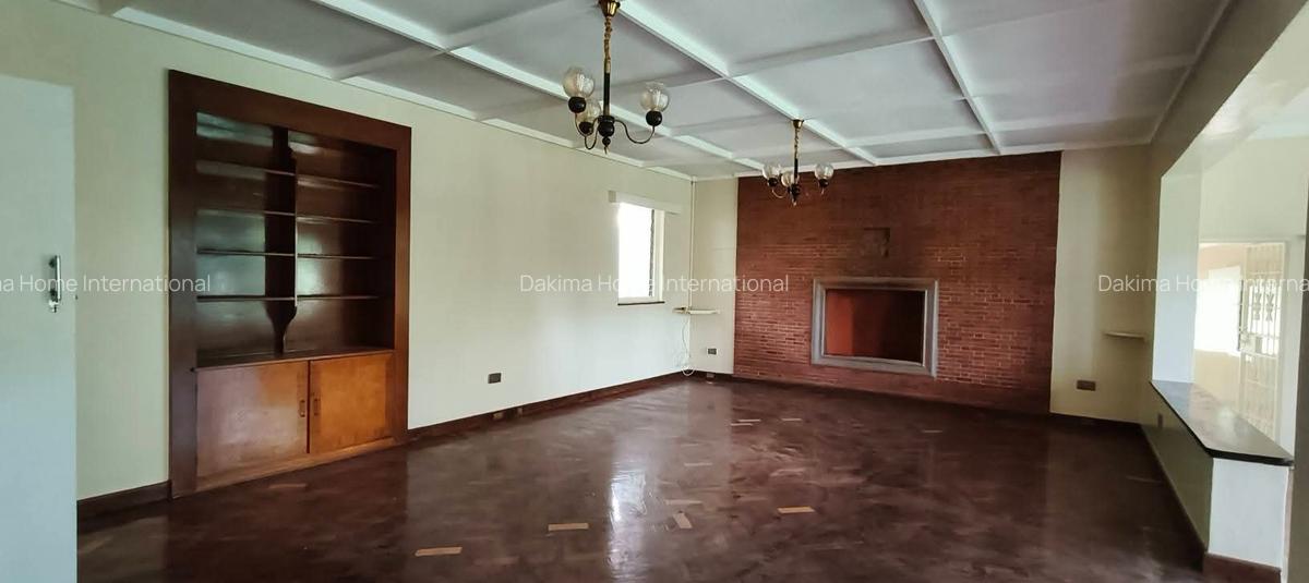 4 Bed House with En Suite in Rosslyn - 2