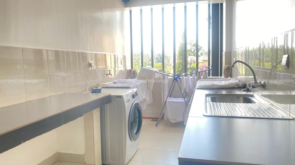 Serviced 2 Bed Apartment with En Suite at Brookside - 12