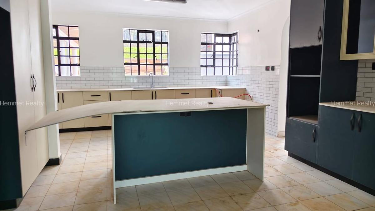 5 Bed House with En Suite in Ridgeways - 5