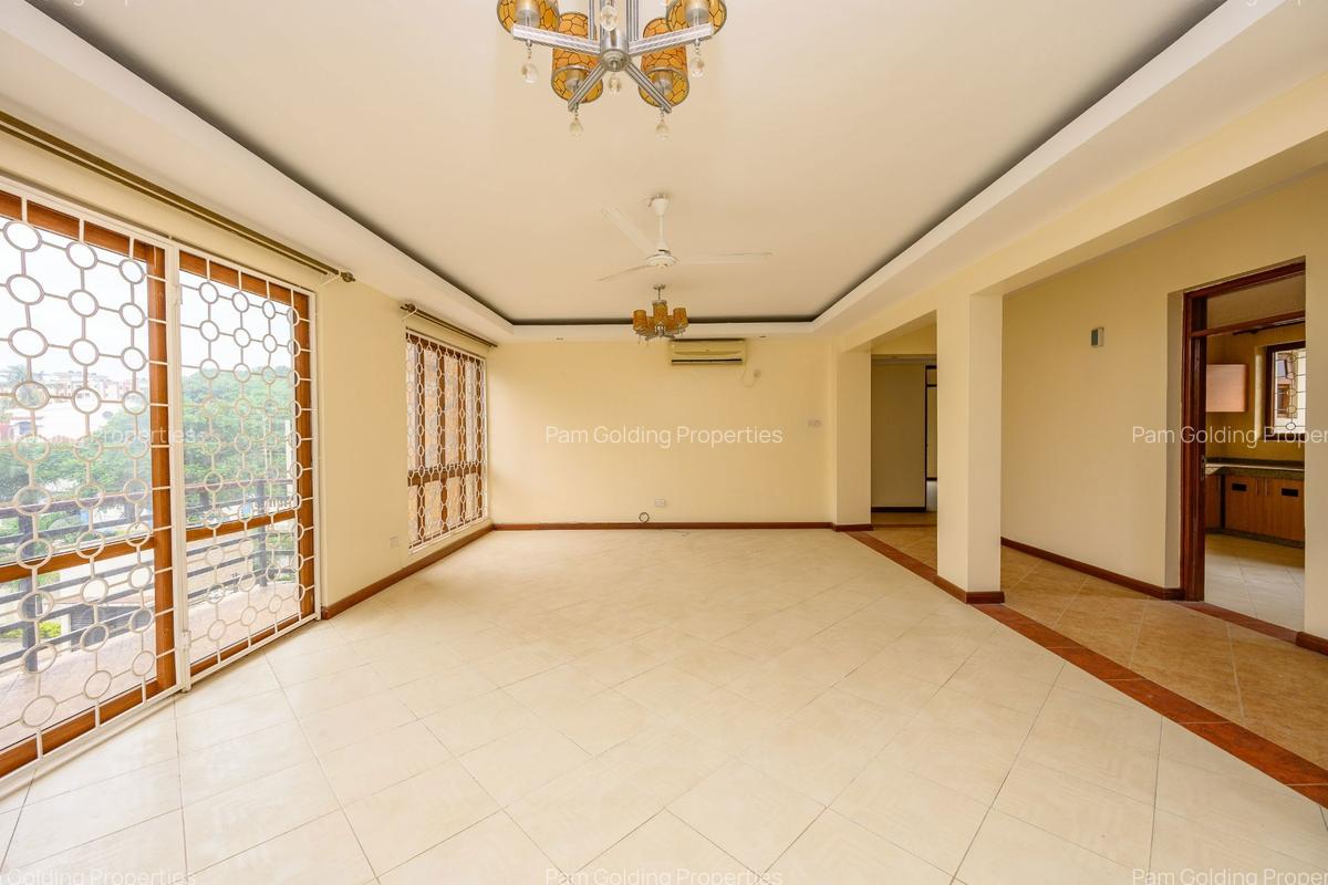 3 Bed Apartment with En Suite at Links Road - 3