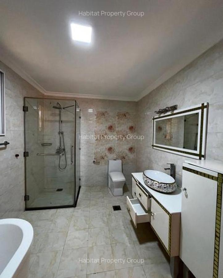 5 Bed House with En Suite in Lavington - 12