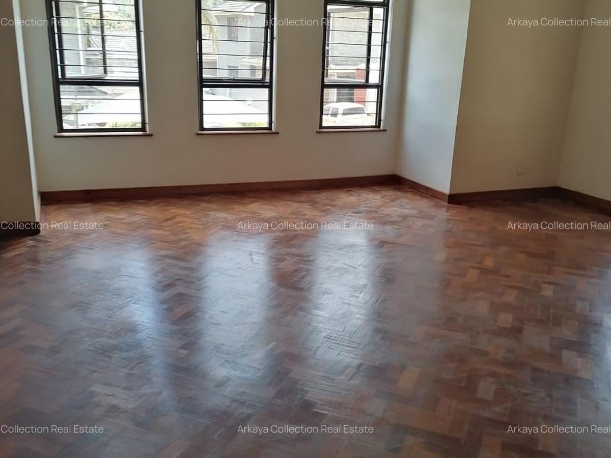 5 Bed House with En Suite in Lavington - 2