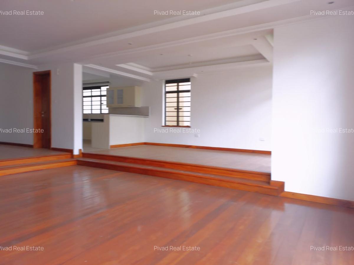 4 Bed Townhouse with Garden in Membley - 4