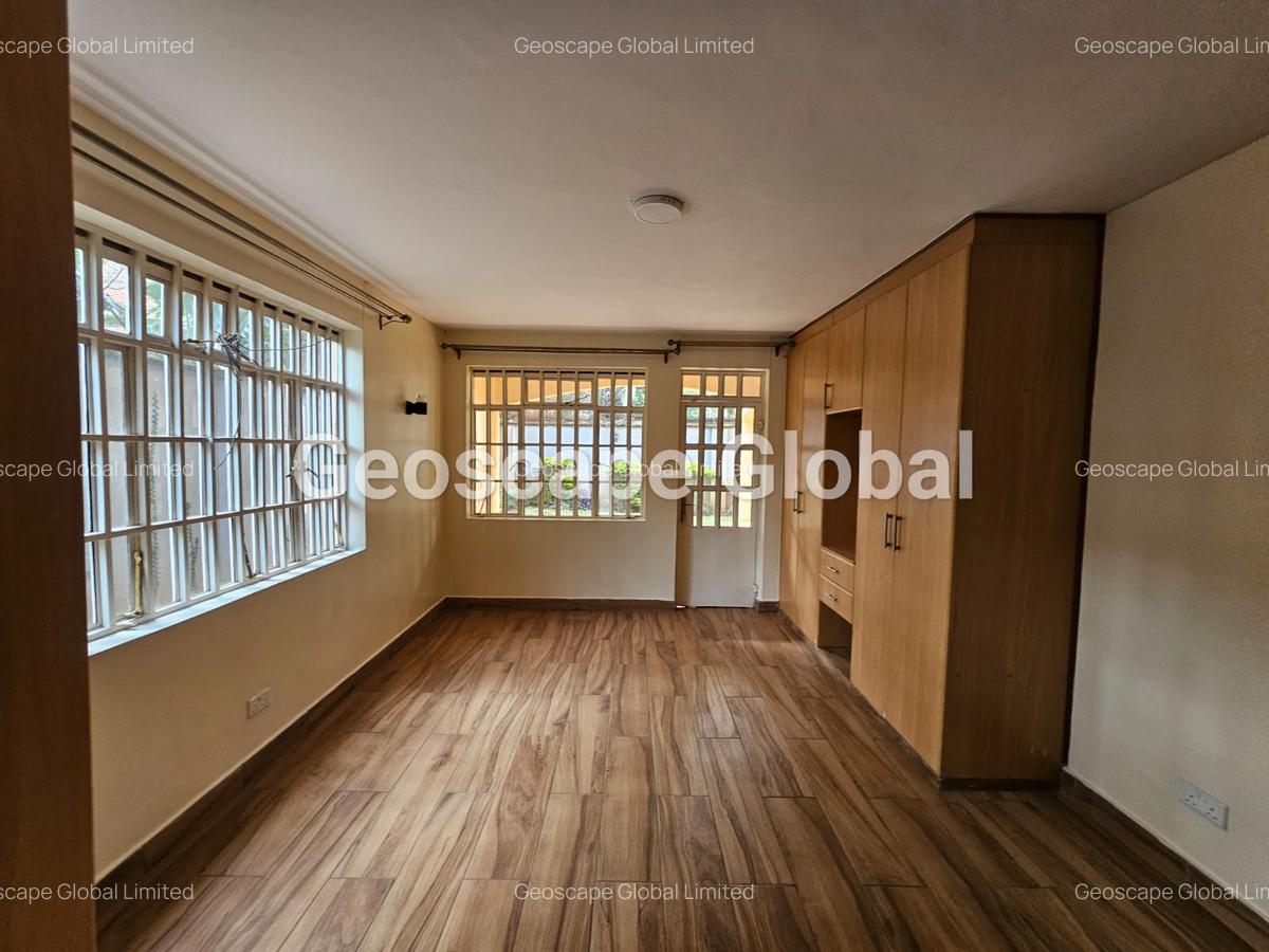 4 Bed House with En Suite in Rosslyn - 7