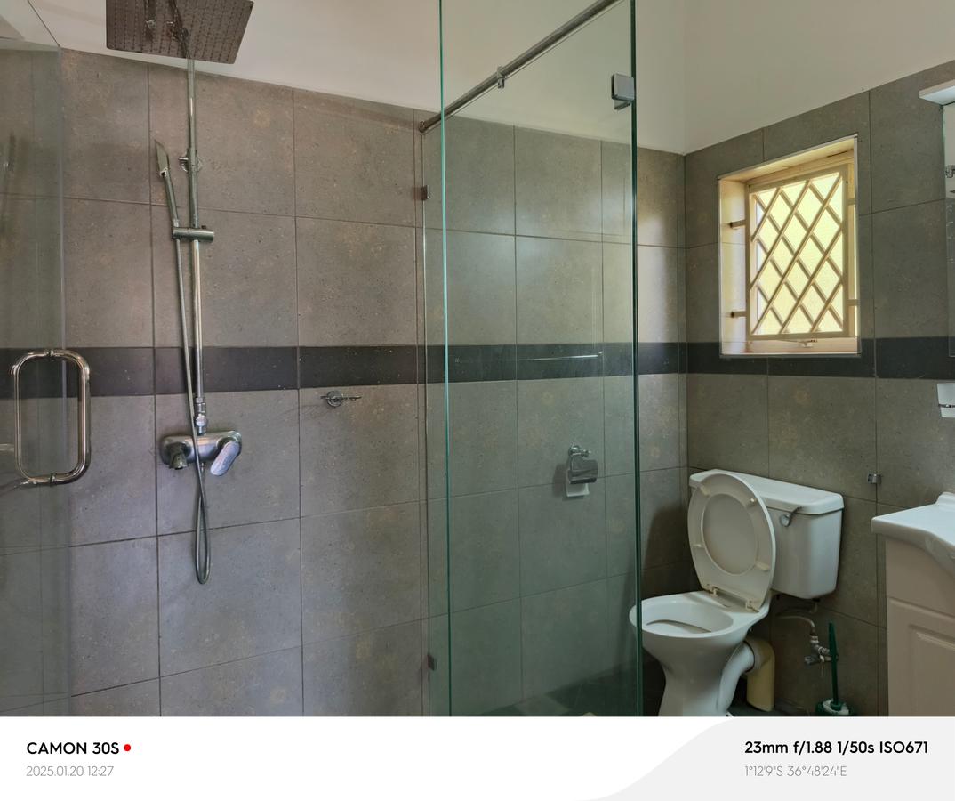 5 Bed House with En Suite in Runda - 9