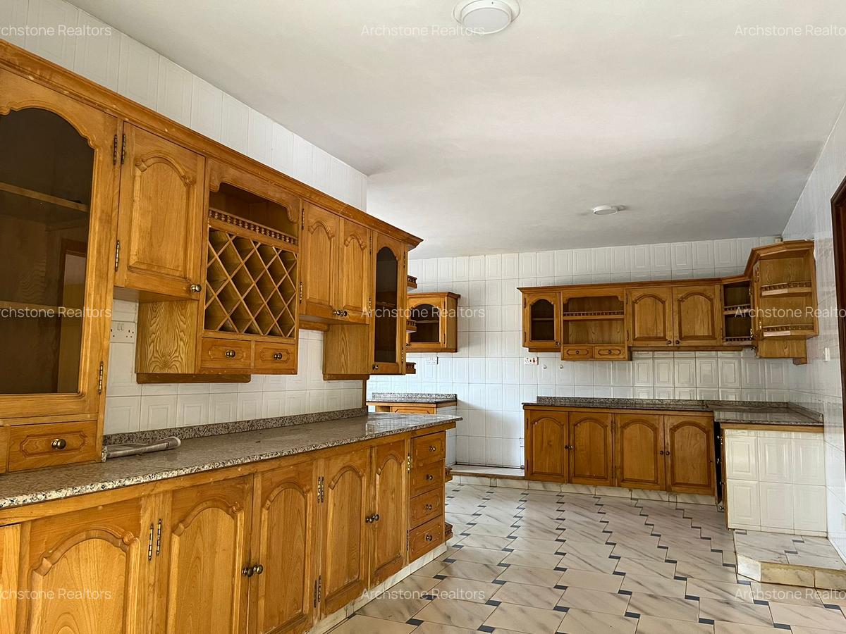 5 Bed House with En Suite in Nyari - 4