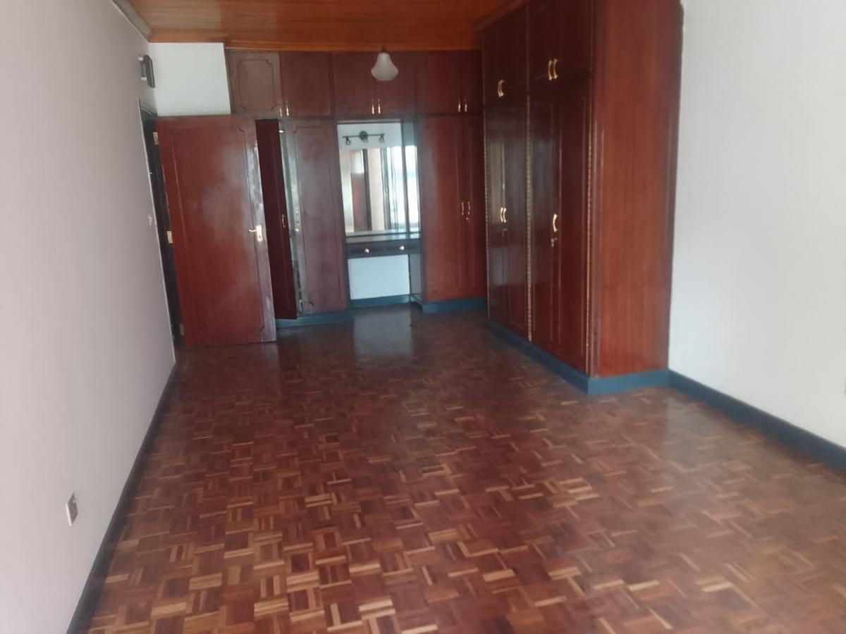 4 Bed Villa with En Suite in Brookside - 9