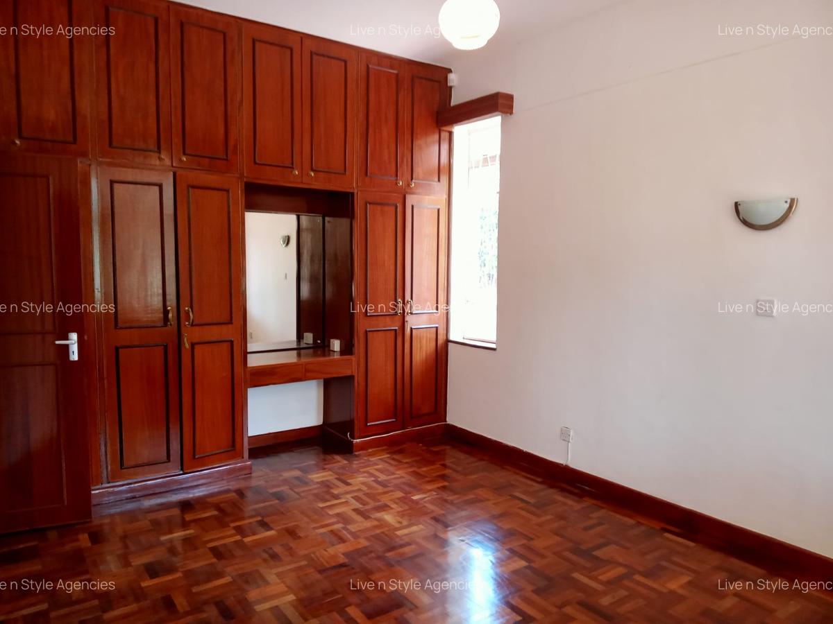 4 Bed House with En Suite in Runda - 12