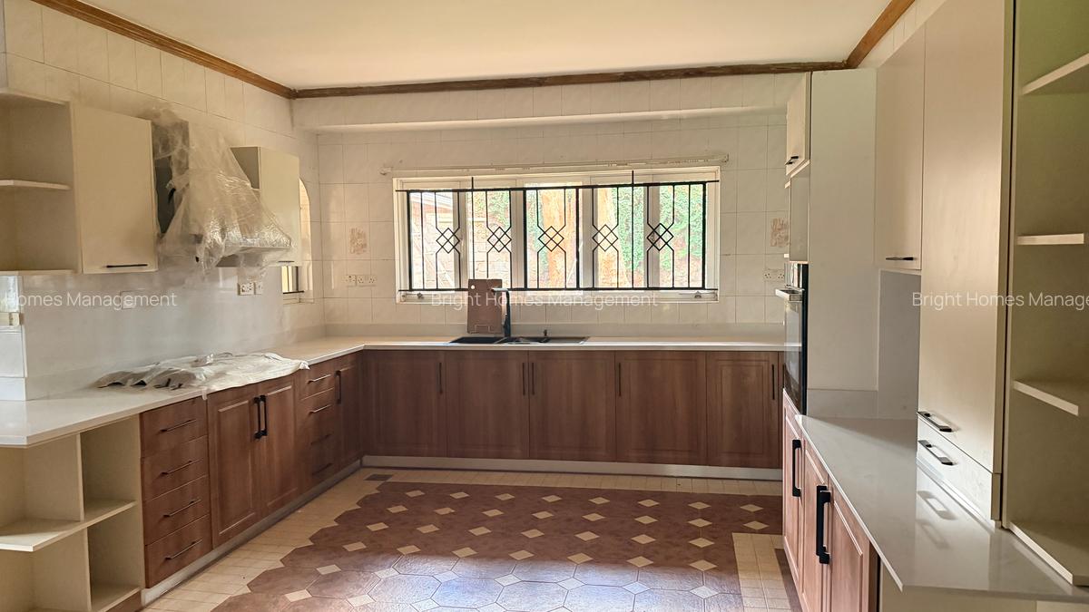 4 Bed Villa with En Suite in Lake View - 8