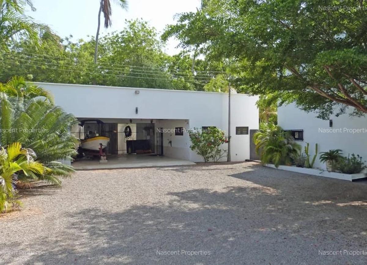 4 Bed House with En Suite in Watamu - 1