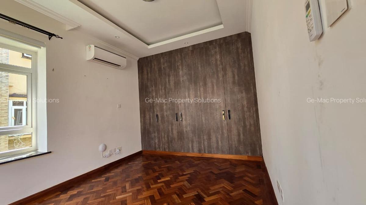 5 Bed House with En Suite in Lavington - 12