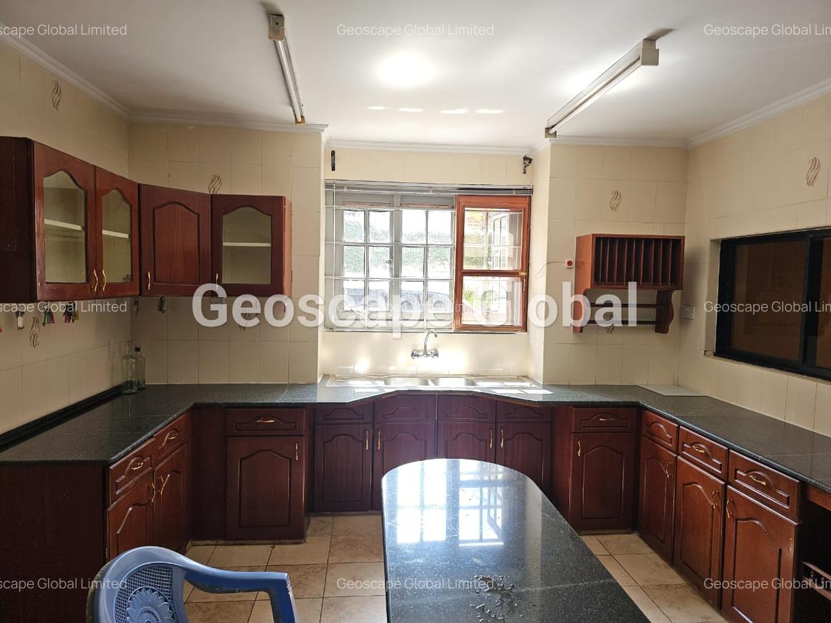 4 Bed House with En Suite in Runda - 16