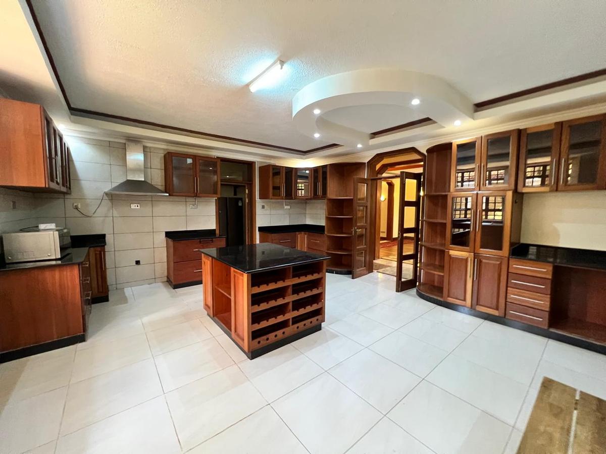 5 Bed House with En Suite in Runda - 11