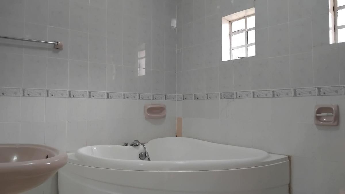 5 Bed House with En Suite in Runda - 8