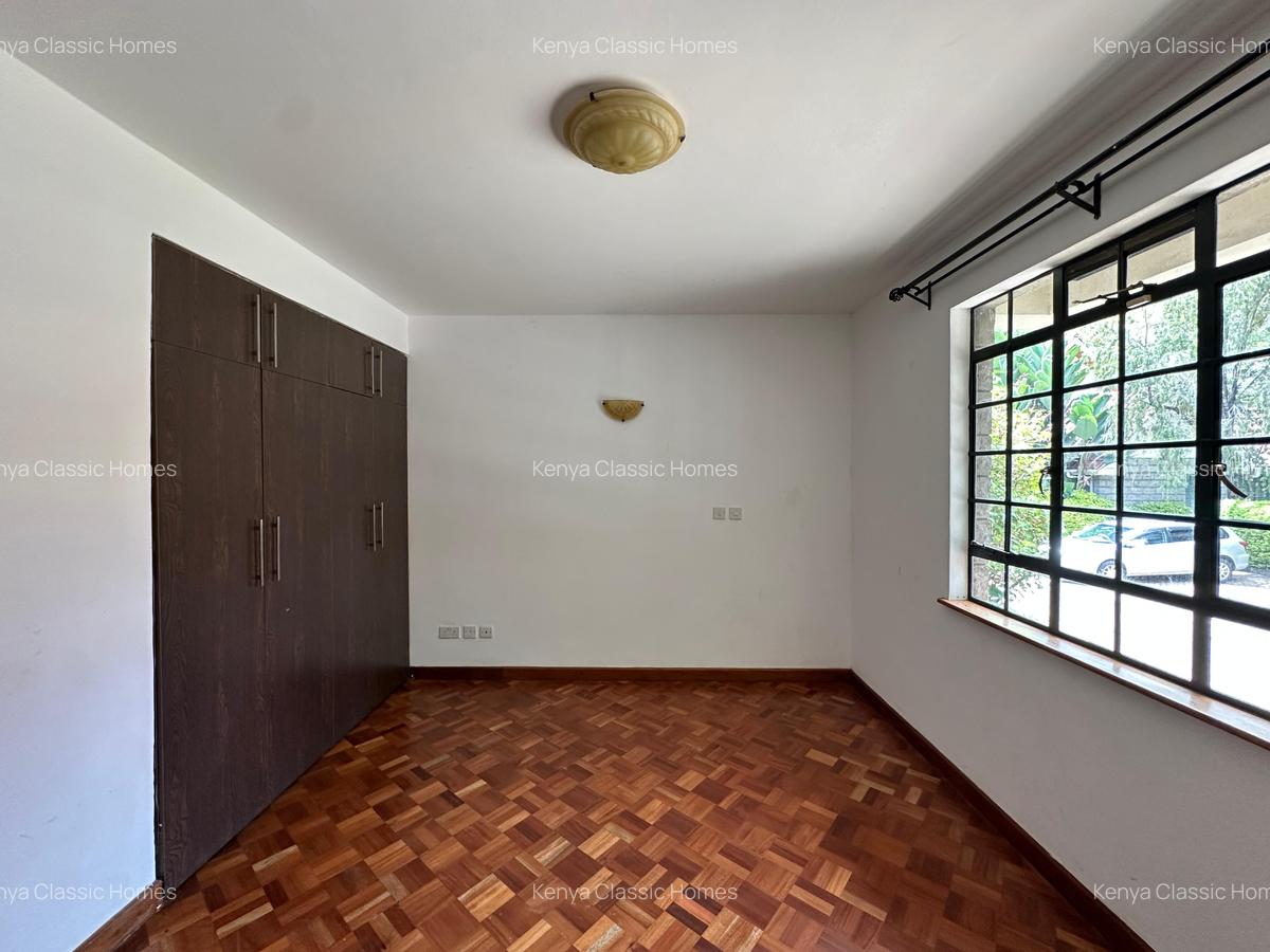 4 Bed Villa with En Suite at Lavington - 6